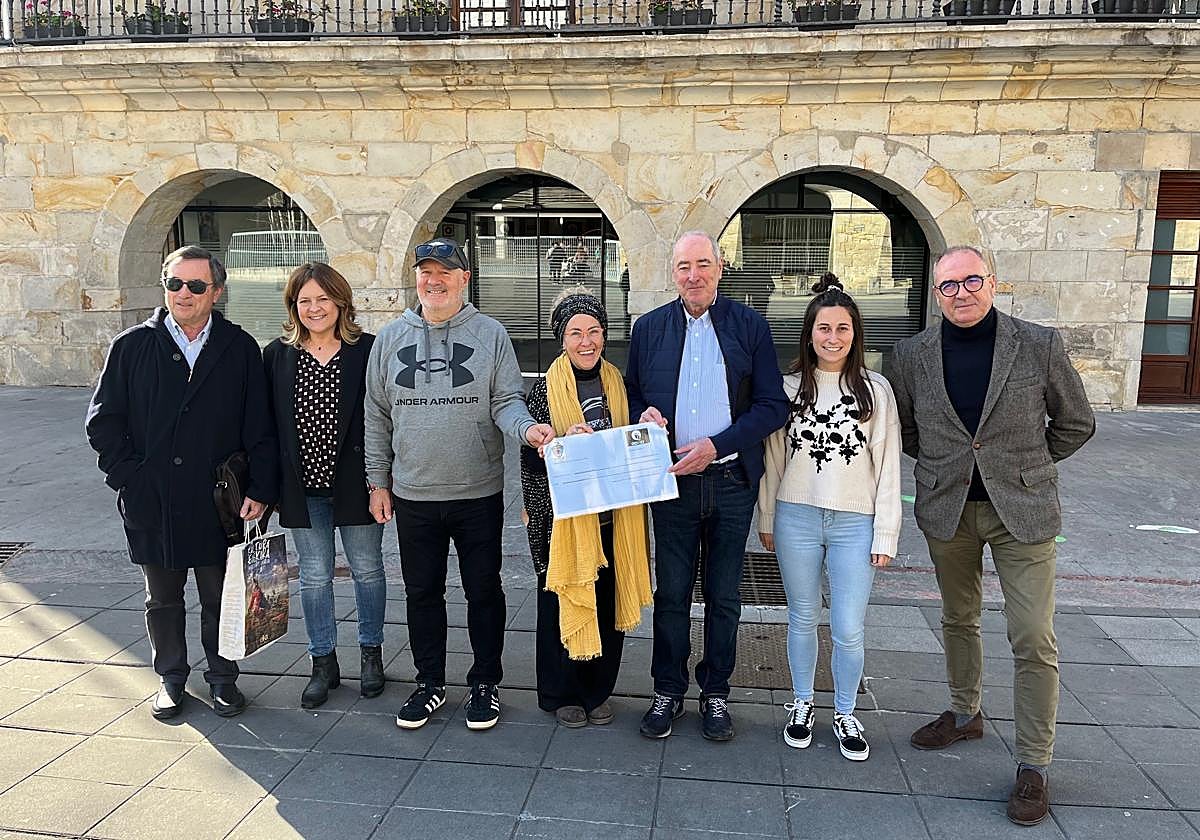 Representantes del Ayuntamiento y la Peña Santa Cruz.