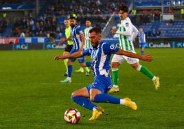 Luis Rioja intenta un centro en el partido de Copa ante el Betis.