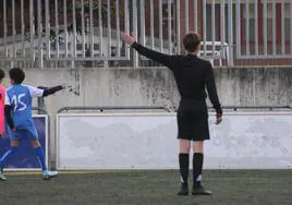 El joven colegiado, durante un lance del partido.