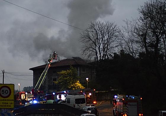 Imagen del incendio de un caserío en Arrankudiaga.