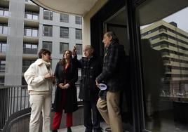 El consejero Arriola señala a otras viviendas durante la visita junto a la ministra Isabel Rodríguez y la alcaldesa Maider Etxebarria