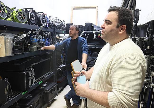 Los directores de la ECPV, Diego Kataryniuk y David Pedrosa, en los almacenes del centro.