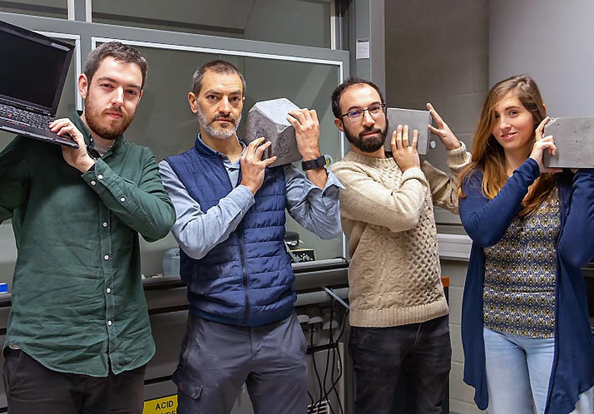 Jorge Sánchez Dolado (segundo por la izquierda) y su equipo.