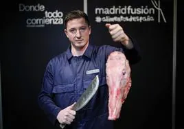 El chef vizcaíno Alatz Bilbao (Bakea) con el cuchillo que fabricó para Madrid Fusión como homenaje al libro Ars Cisoria sujeta la cabeza de una jabalina de Montes de Toledo.