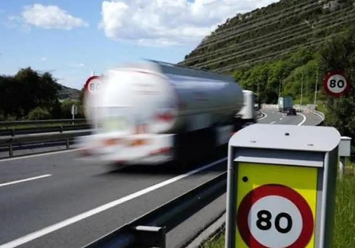El radar de la A-8 ubicado antes del puente de La Arena es el que más sanciona en Bizkaia.