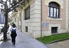 Local de la avenida de los Fueros donde ejercía el osteópata que ha sido denunciado.