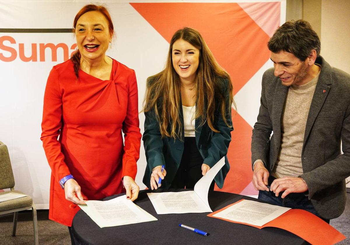 Carmen Muñoz (Berdeak Equo), Alba García (Sumar Mugimendua) y Jon Hernández (Ezker Anitza-IU) han firmado el preacuerdo de coalición este sábado en Bilbao.