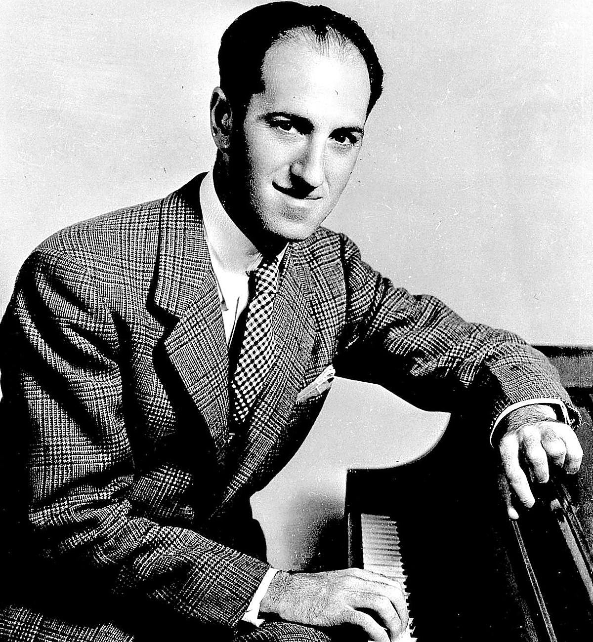 Autodidacta. George Gershwin al piano, en una fotografía de 1935.