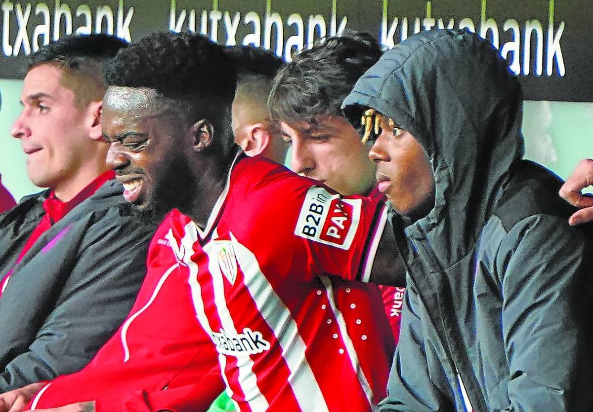 Iñaki Williams realiza un gesto de dolor al sentarse en el banquillo tras ser reemplazado.