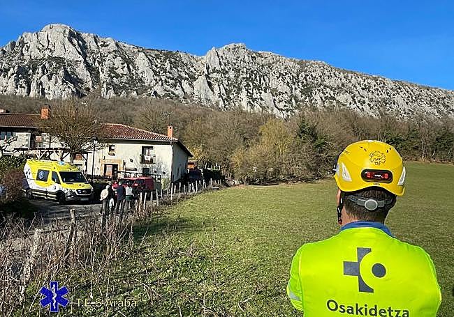 Los sanitarios observan las labores de rescate en Egino.