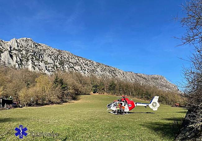 Lugar en el que el helicóptero ha dejado al herido para ser trasladado en ambulancia a Txagorritxu.