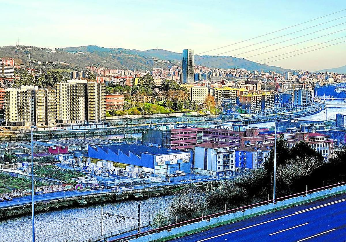 En la parte central de la isla de Zorrozaurre aún sobreviven pabellones industriales junto a viviendas y nuevas áreas docentes.