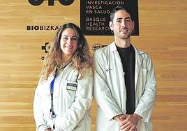 Laura Amo y Asier Erramuzpe posan en la sede de Biobizkaia.