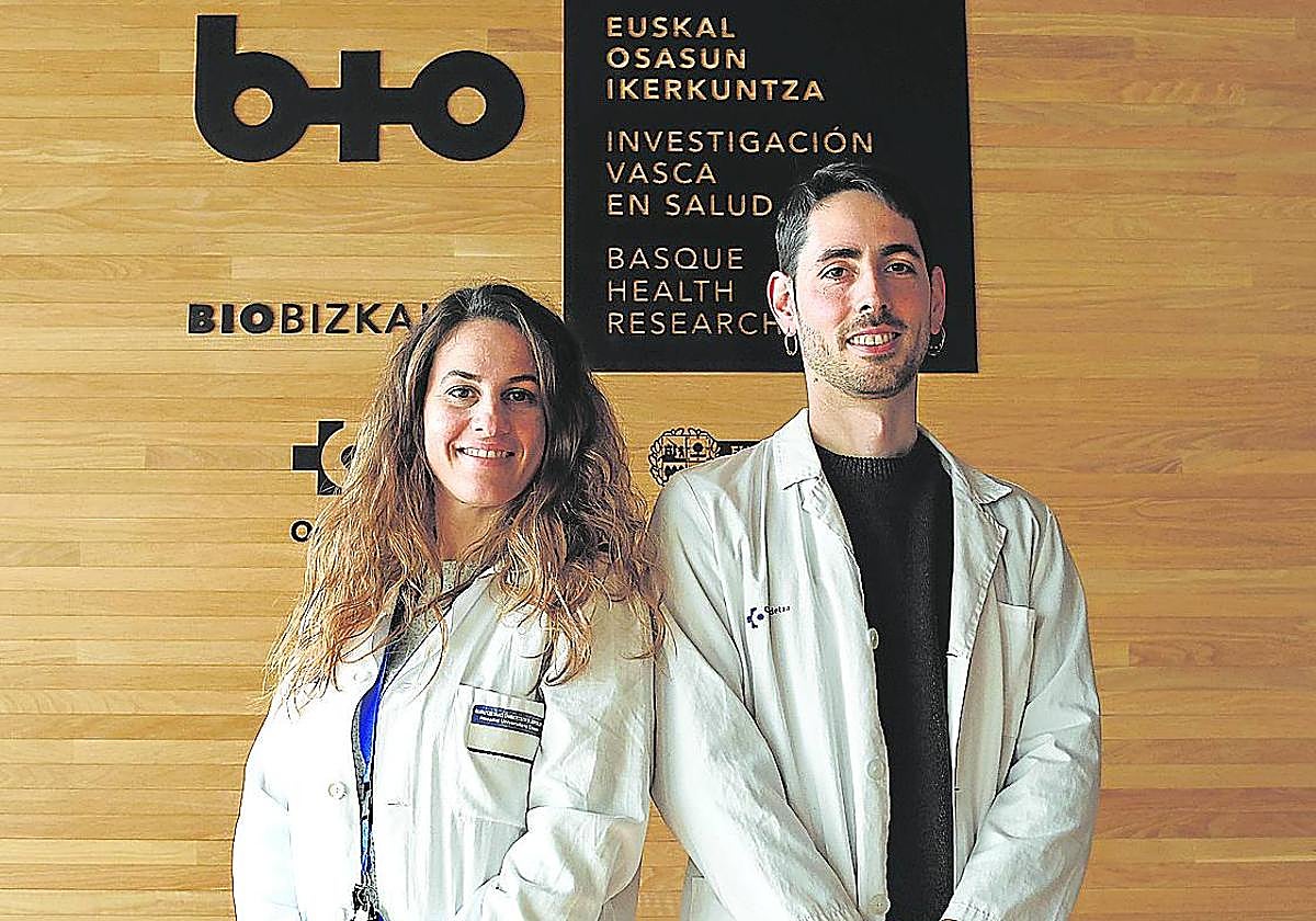 Laura Amo y Asier Erramuzpe posan en la sede de Biobizkaia.