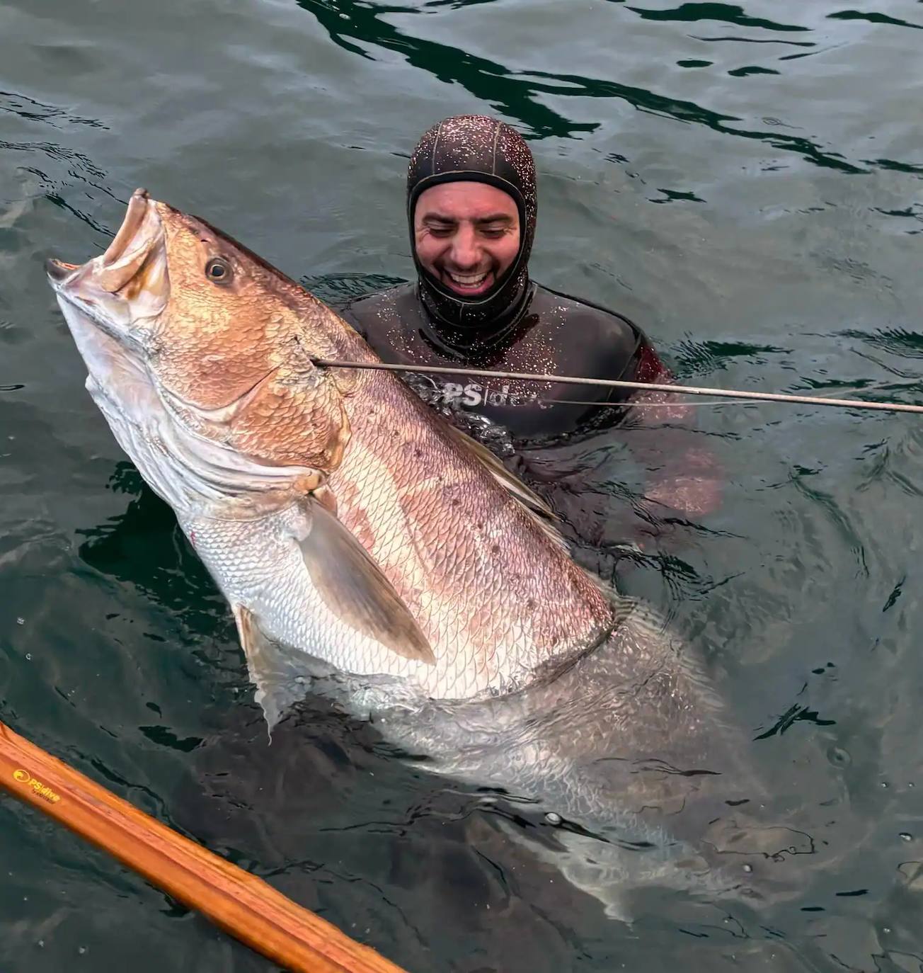 Agirrezabala, saliendo a la superficie con la corvina.