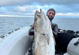 Iker Agirrezabala posa orgulloso en la lancha con la corvina de 34 kilos capturada en Ondarroa este viernes.