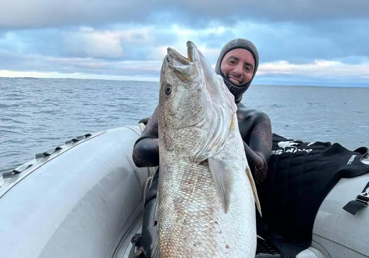 Iker Agirrezabala posa orgulloso en la lancha con la corvina de 34 kilos capturada en Ondarroa este viernes.