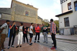 El párroco de la iglesia de San Nicolas, Javier Garay, ayuda a inmigrantes a aprender castellano.