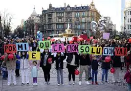 Manifestación de familias este sábado en Bilbao para exigir una solución al conflicto que vive la escuela concertada.