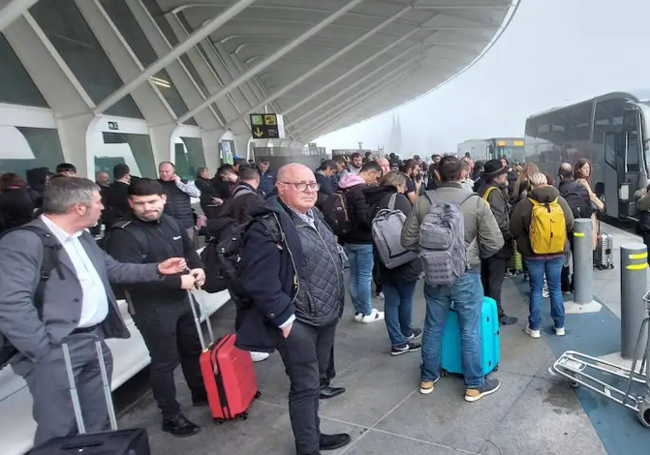 Seguidores de la Real Sociedad en el exterior del aeropuerto de Loiu tras ser suspendido su vuelo a Palma de Mallorca.