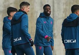 Iñaki Williams durante el entrenamiento de este lunes en Lezama.