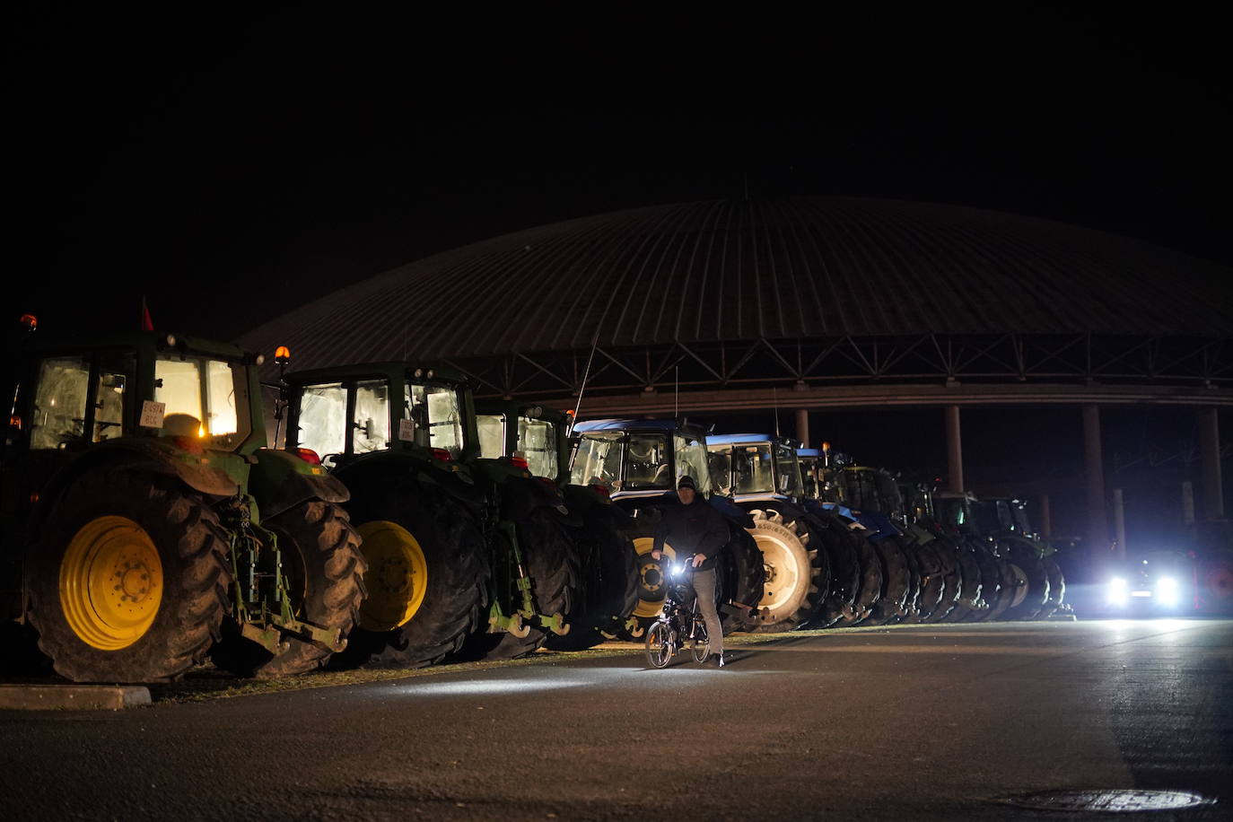 Una histórica tractorada protesta en Júndiz tras causar atascos en Vitoria y Rioja Alavesa