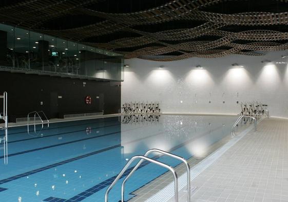 Interior de la piscina climatizada en el polideportivo de Atxuri