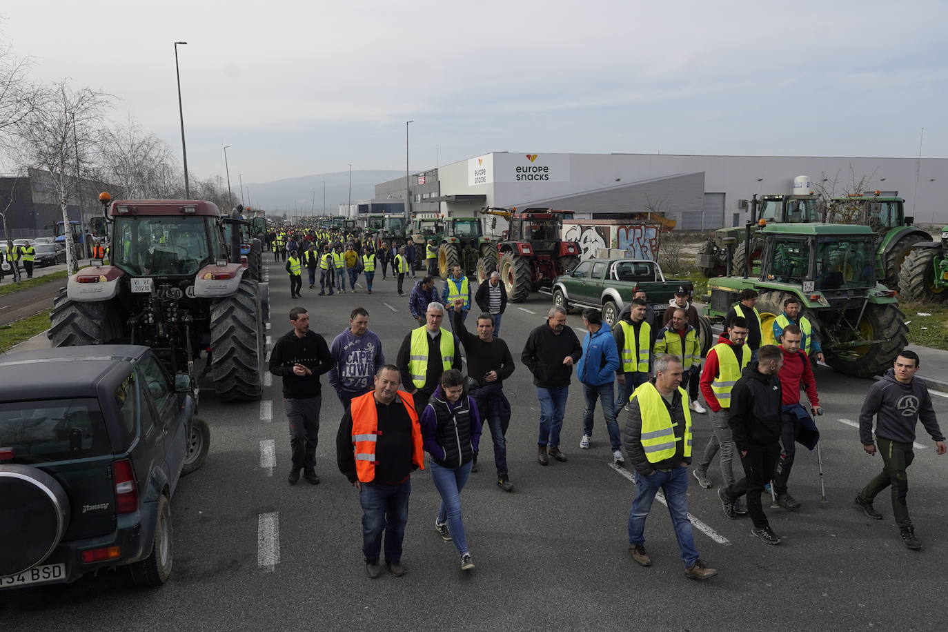 Una histórica tractorada protesta en Júndiz tras causar atascos en Vitoria y Rioja Alavesa
