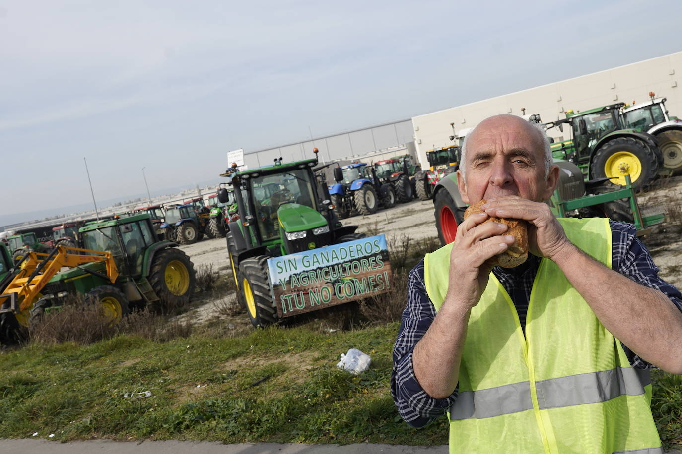 Una histórica tractorada protesta en Júndiz tras causar atascos en Vitoria y Rioja Alavesa