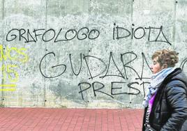 Pintan un grafiti en el lateral del Bizan de Arinabarra contra el grafólogo del Ayuntamiento.