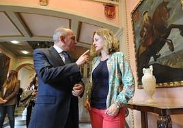 Ramiro González y Cristina González en el vestíbulo de la Casa Palacio de la Provincia.