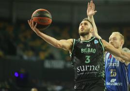 Hornsby deja una bandeja en el partido contra el Oporto.