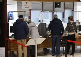 Un grupo de pensionistas hace cola en la administración.