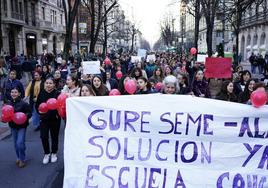 Centenares de familias de los centros de iniciativa social se manifestaron el pasado sábado en Bilbao para pedir una solución al conflicto.