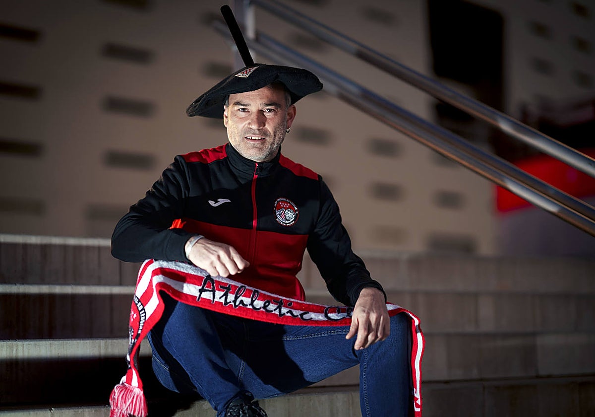 Julio Sánchez posa ante el Civitas Metropolitano.