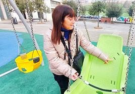 Ibone Peña muestra el columpio reparado de Estartetxe, a su juicio, «una cadena de barraca».