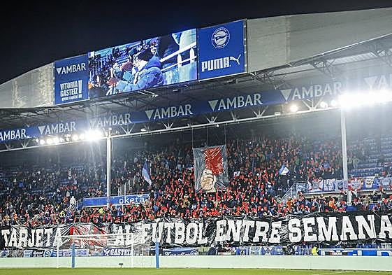 La afición albiazul volvió a demostrar ante el Cádiz su malestar con los horarios.