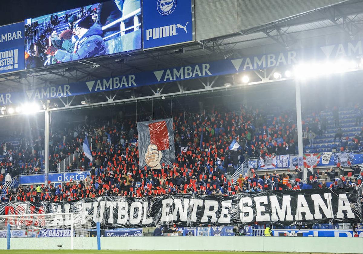 La afición albiazul volvió a demostrar ante el Cádiz su malestar con los horarios.