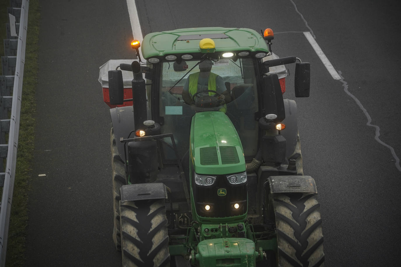 Una histórica tractorada protesta en Júndiz tras causar atascos en Vitoria y Rioja Alavesa