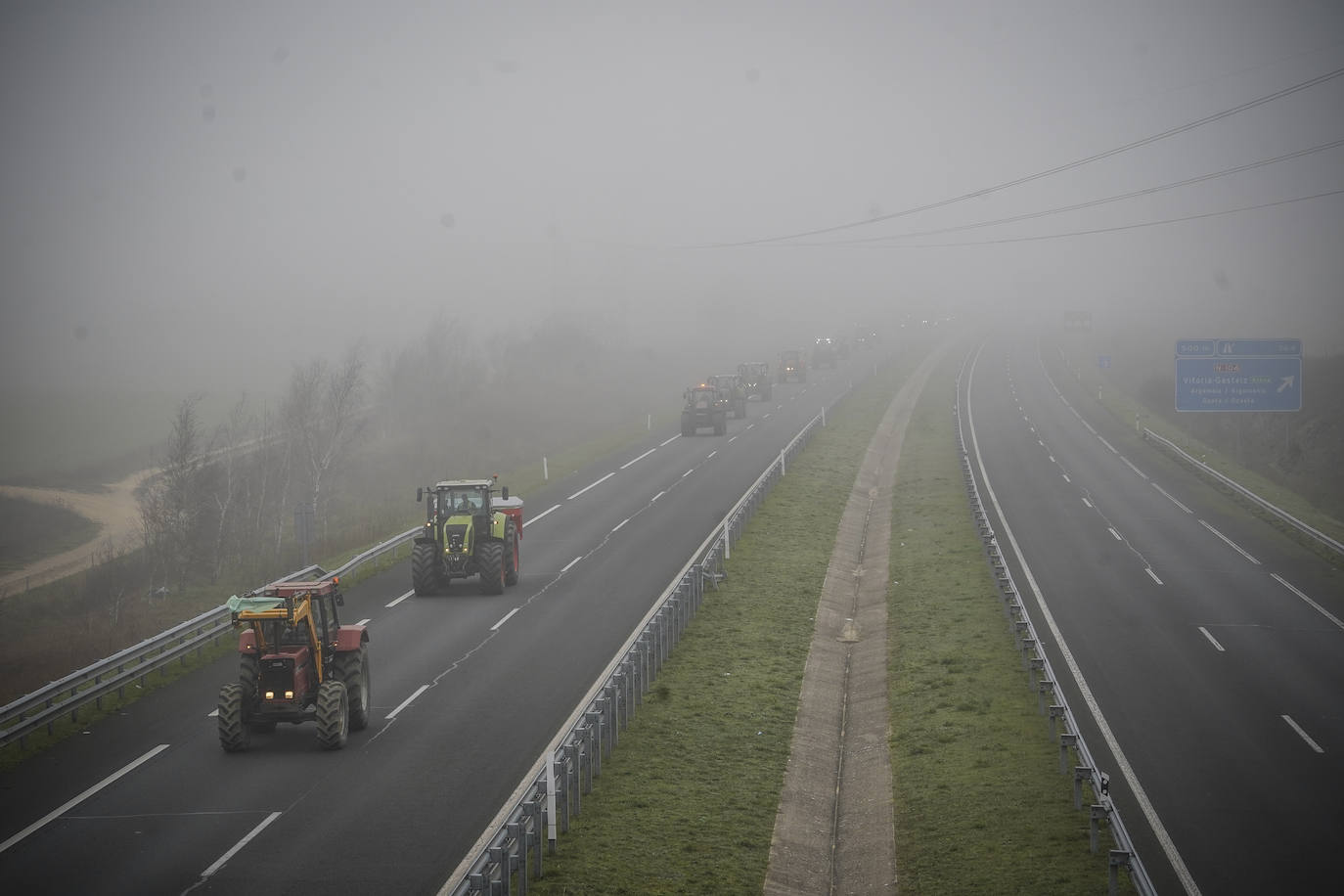 Una histórica tractorada protesta en Júndiz tras causar atascos en Vitoria y Rioja Alavesa