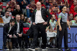 Ponsarnau observa el partido disputado en Murcia el pasado sábado.