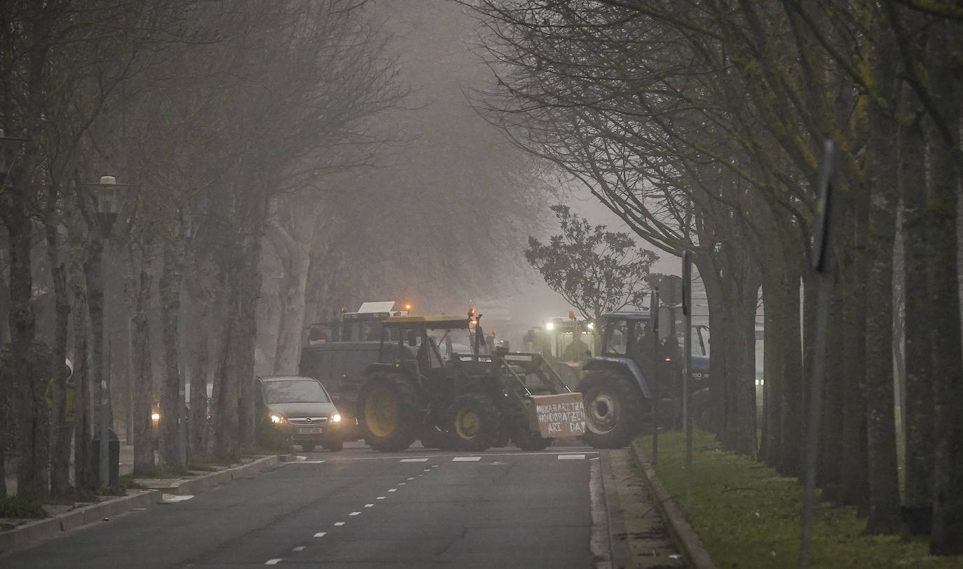 Una histórica tractorada protesta en Júndiz tras causar atascos en Vitoria y Rioja Alavesa