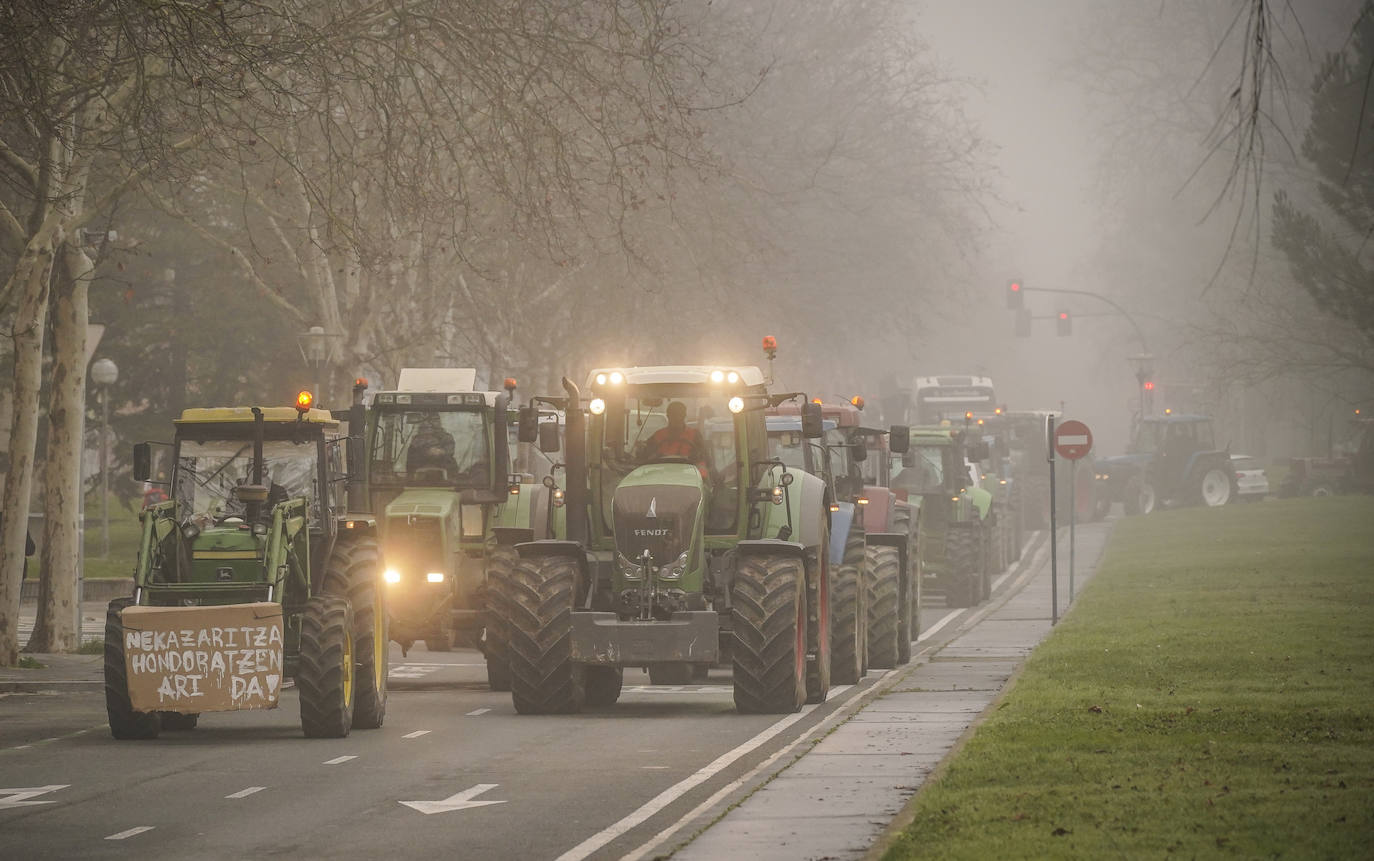 Una histórica tractorada protesta en Júndiz tras causar atascos en Vitoria y Rioja Alavesa