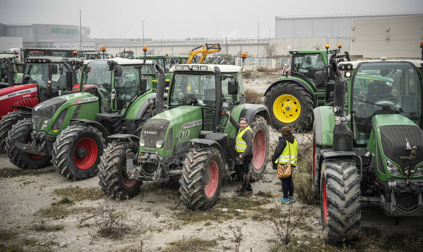 Una histórica tractorada protesta en Júndiz tras causar atascos en Vitoria y Rioja Alavesa