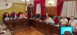 Ana Hormaetxe(al micrófono), concejal del PNV en el Ayuntamiento de Gernika, es la actual presidenta de la Mancomunidad de Asuntos Sociales de Busturialdea.