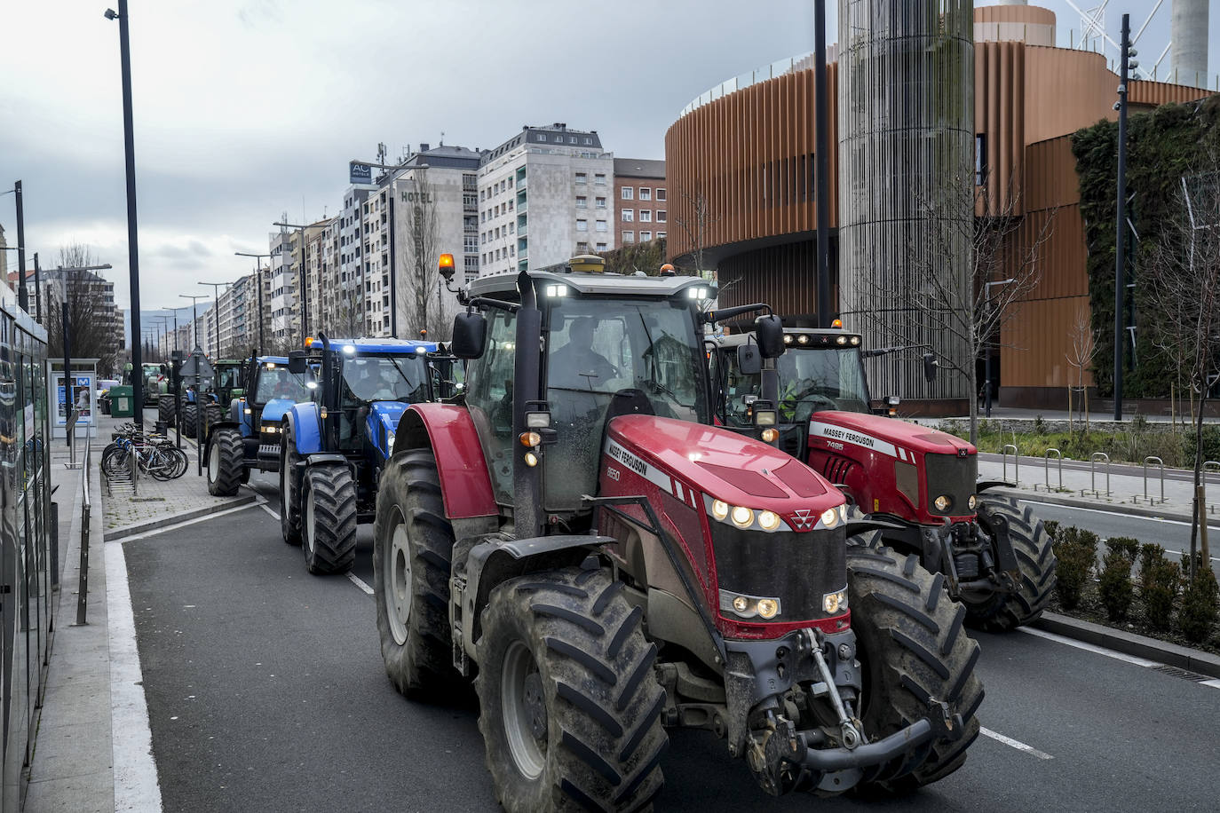 La histórica tractorada por Vitoria de los agricultores alaveses, en imágenes