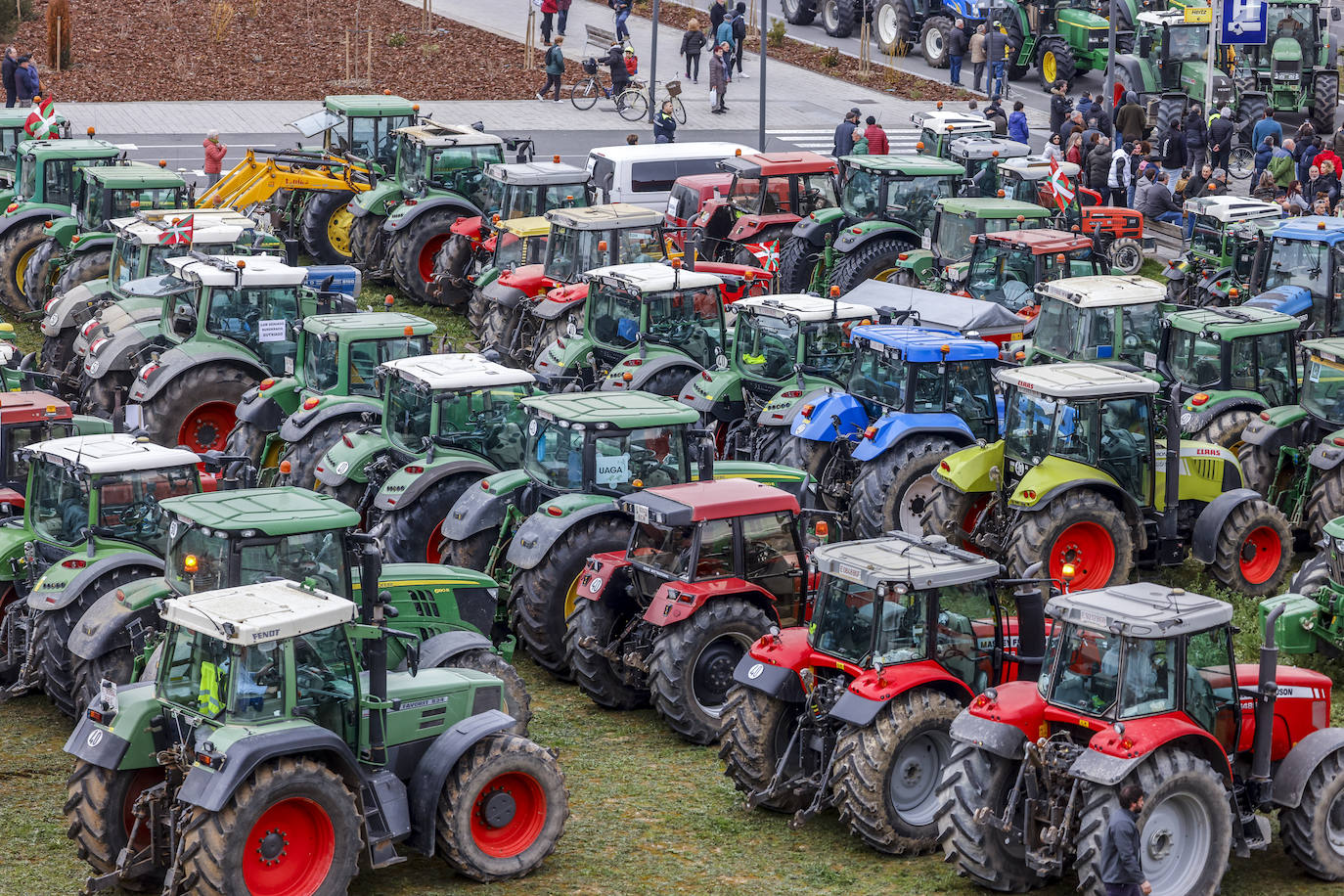 La histórica tractorada por Vitoria de los agricultores alaveses, en imágenes