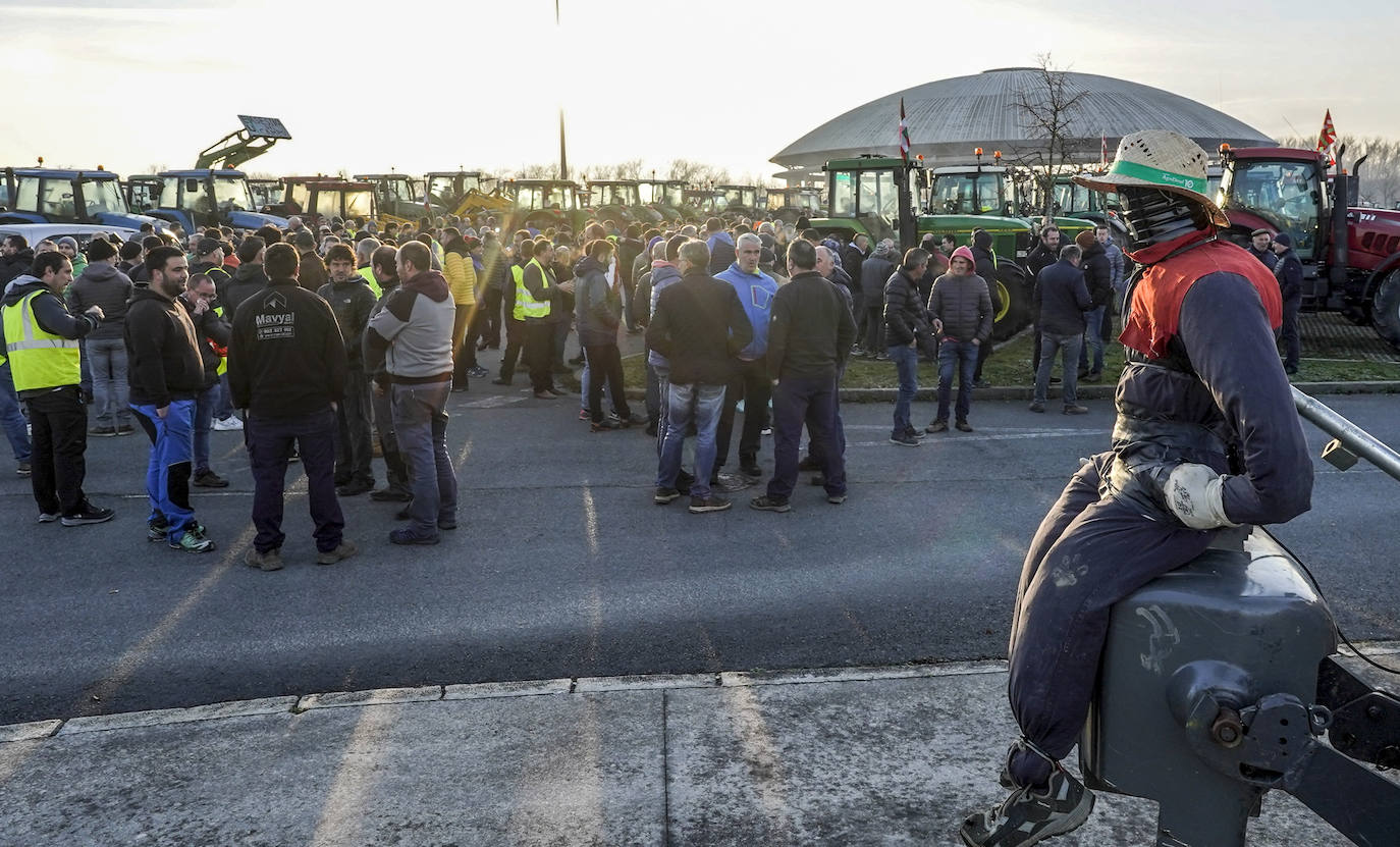 La histórica tractorada por Vitoria de los agricultores alaveses, en imágenes