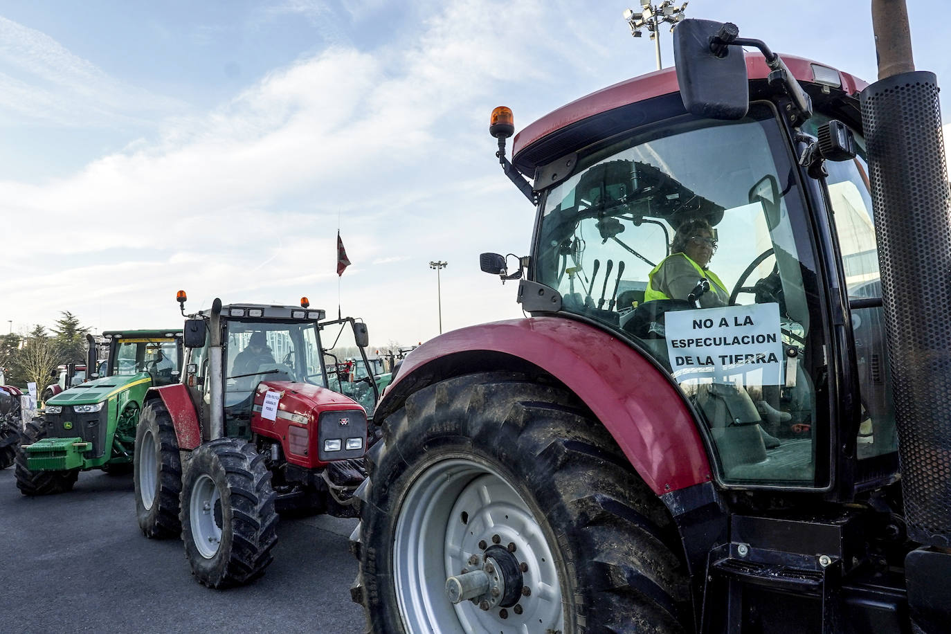 La histórica tractorada por Vitoria de los agricultores alaveses, en imágenes