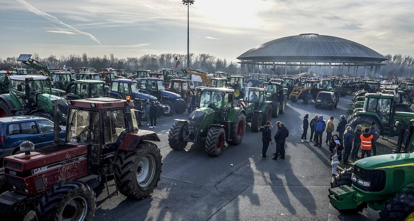 La histórica tractorada por Vitoria de los agricultores alaveses, en imágenes